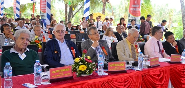 5 Giáo sư đoạt giải thưởng Nobel cùng GS. Ngô Bảo Châu (ngoài cùng) dự lễ.