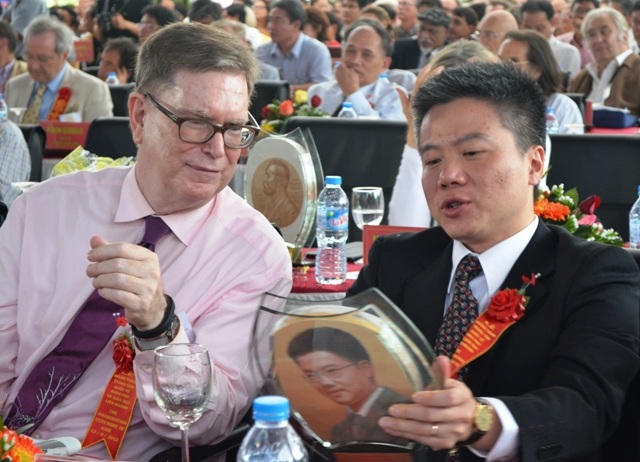 GS. Ngô Bảo Châu giới thiệu bức hình tranh cát với nhà Nobel Vật lý 