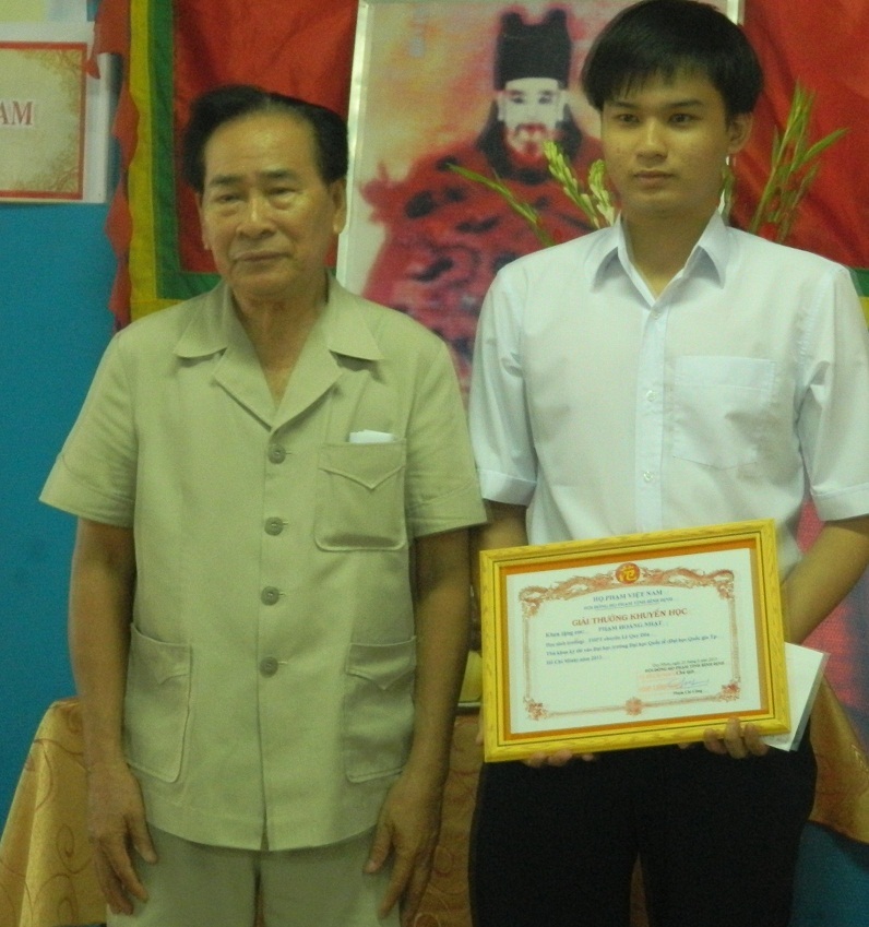 Trao giấy khen tới em Phạm Hoàng Nhật - đỗ thủ khoa ĐH Quốc tế (ĐH Quốc gia TPHCM) năm 2013.