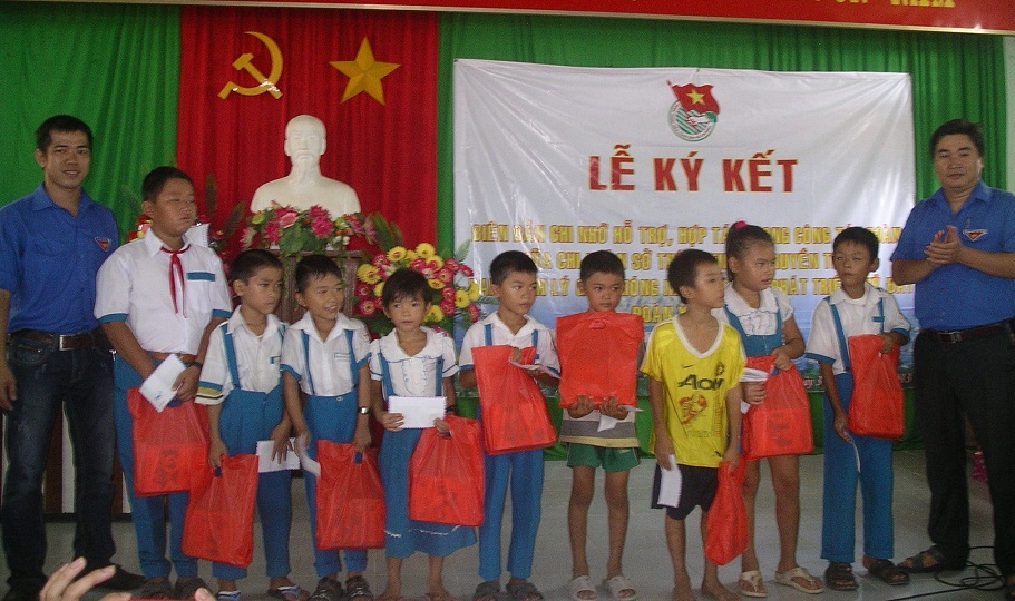 Trao quà đến học sinh nghèo xã bãi ngang Nhơn Hải.