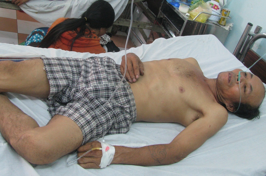 Anh Đào Văn Dư xuống hầm cứu các công nhân nhưng bị xỉu, đang được cấp cứu tại bệnh viện