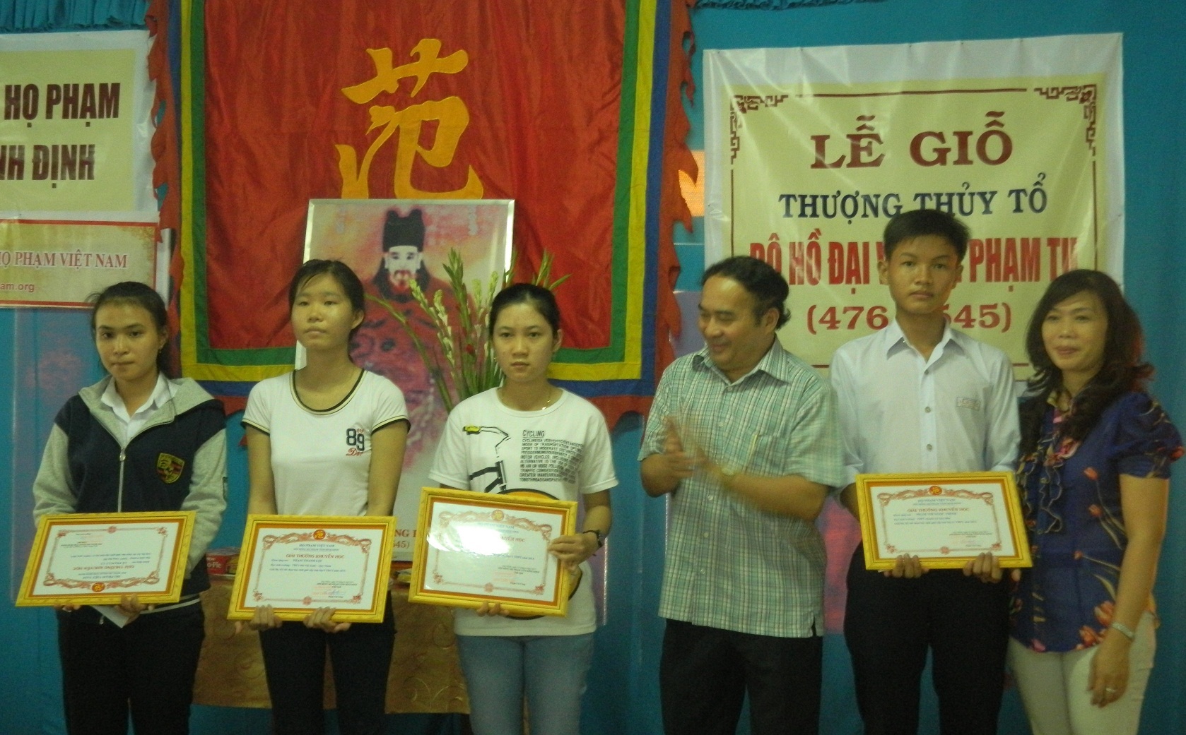 Tuyên dương những em học sinh có thành tích xuất sắc trong dòng họ Phạm tại Bình Định.