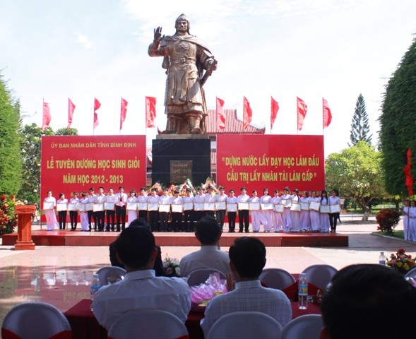 371 học sinh giỏi được tuyên dương tại khuôn viên Bảo tàng Quan Trung