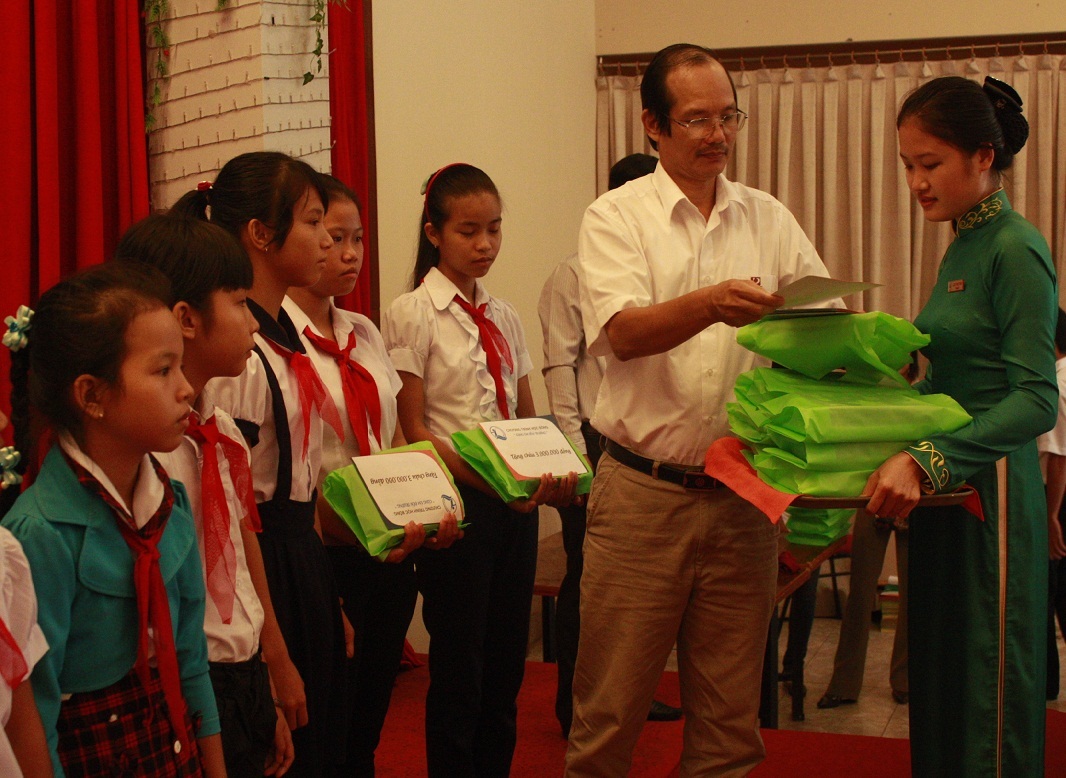 10 học sinh được nhận đỡ đầu dài hạn trong 5 năm, mỗi năm 5 triệu đồng.