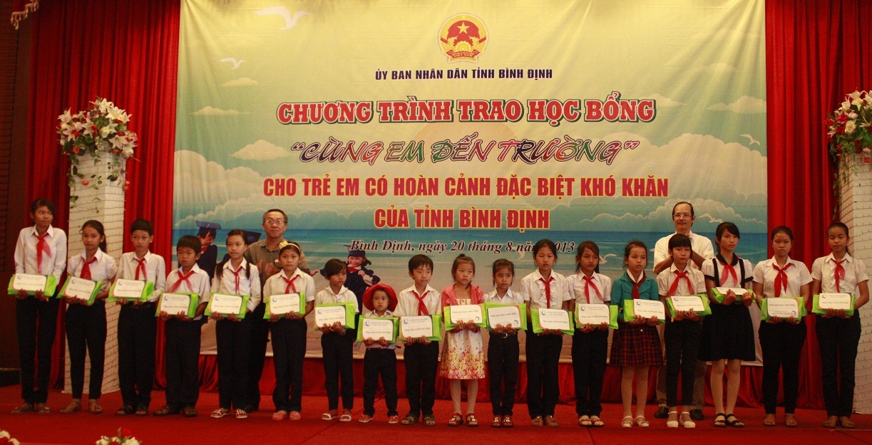 Học bổng Cùng em đến trường đến với học sinh nghèo tỉnh Bình Định.