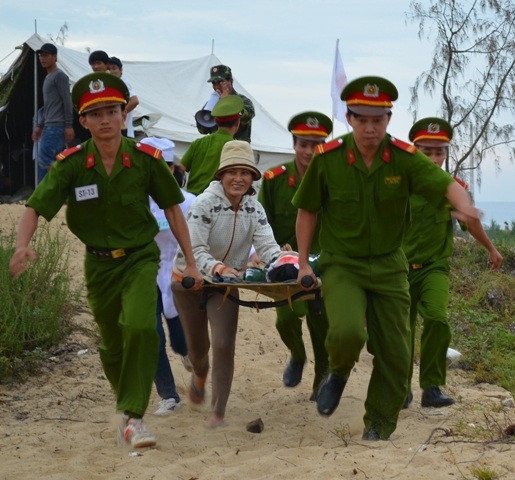 Lực lượng công an cứu người bị nạn