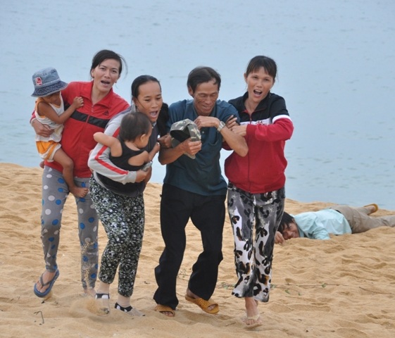 Di tản người dân vùng ven biển lên nơi ở an toàn