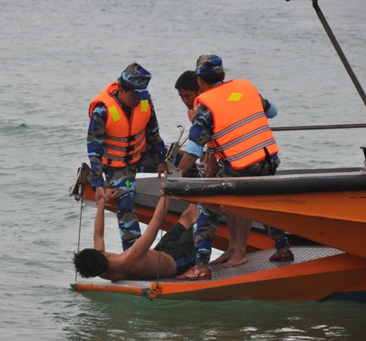 Cứu hộ ngư dân gặp nạn