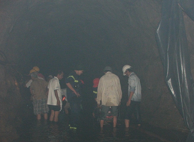 Lực lượng cứu hộ nỗ lực tìm kiếm nhưng vẫn chưa tìm thấy tung tích 3 công nhân bị lũ cuốn trôi