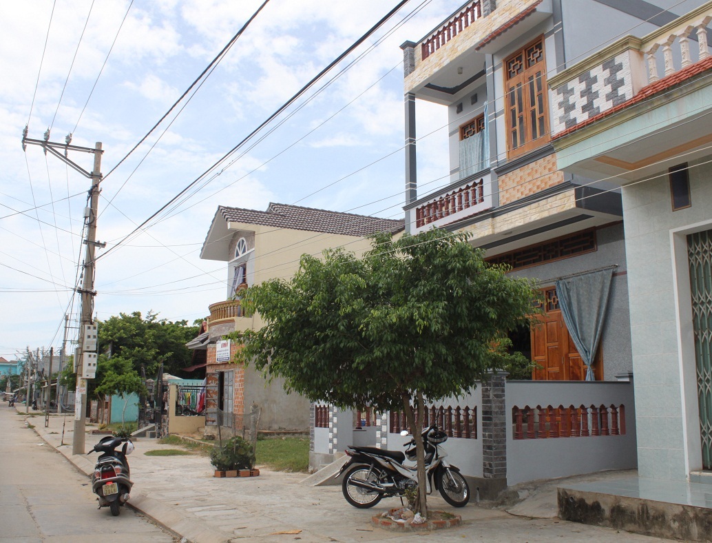 Một trong số ít ngôi nhà khang trang do con cái đi Phi gửi về làm