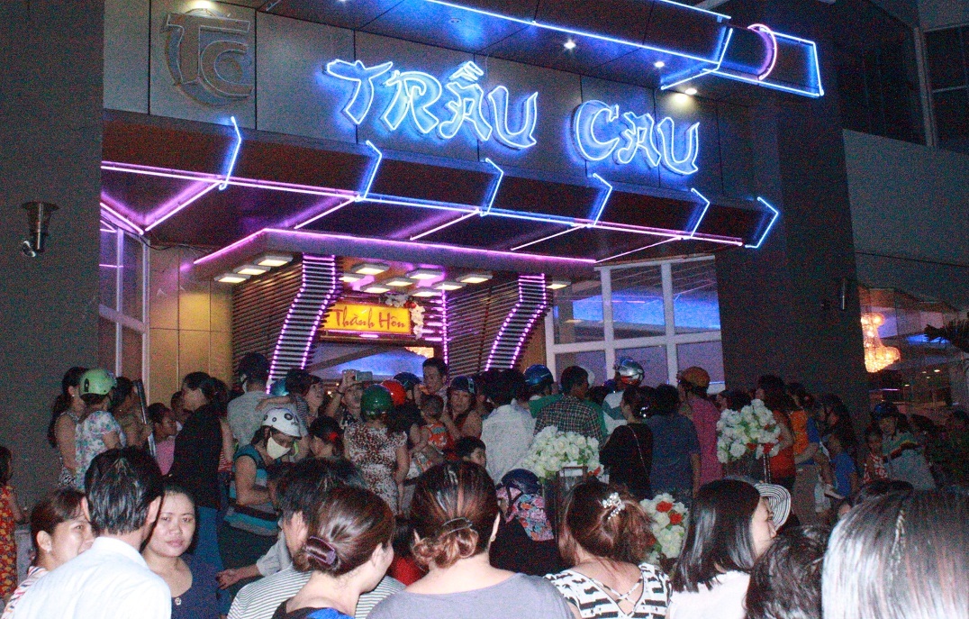 Đám cưới náo loạn vì nhiều người hiếu kỳ muốn tận mắt chứng kiến cô dâu