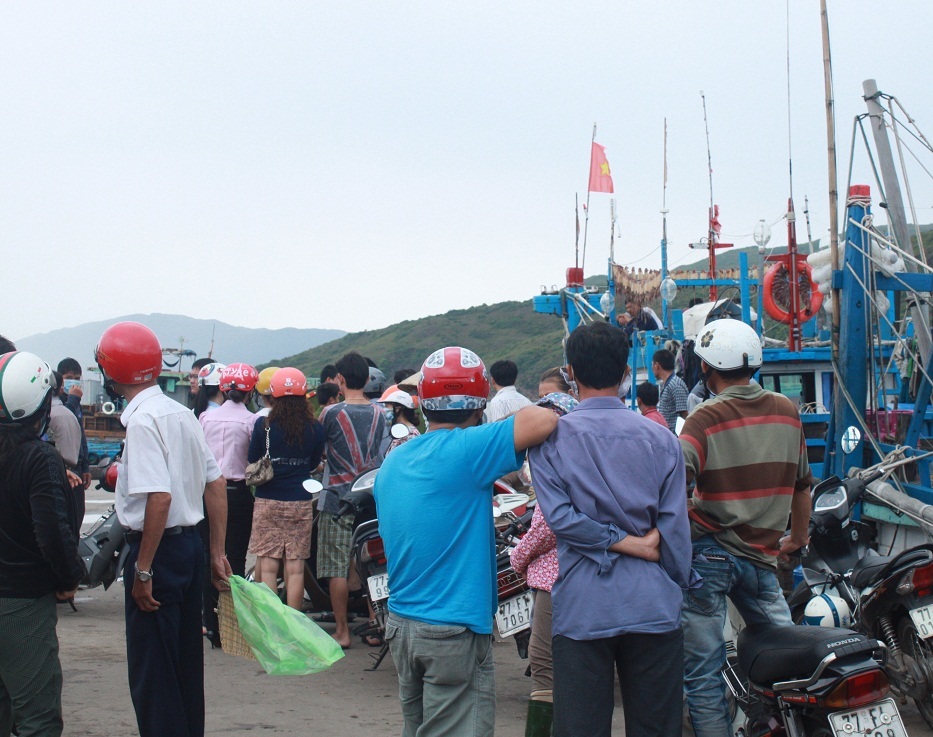 Người dân hiếu kỳ đến xem