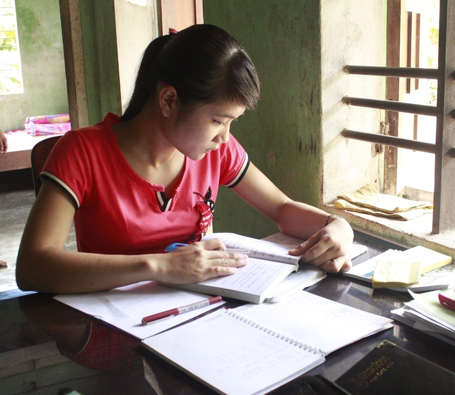 Đỗ 2 trường, cô học trò mồ côi mẹ Lê Thị Mỹ Châu đang lo không có tiền nhập học.