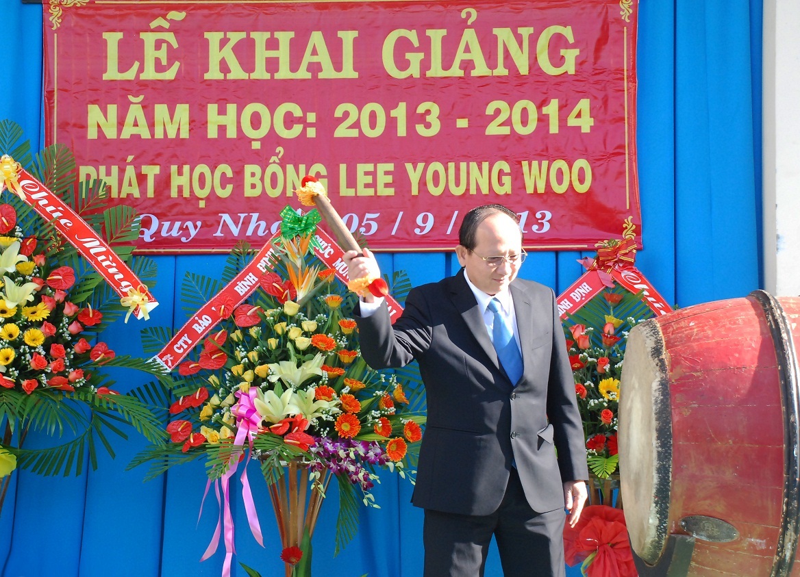 Ông Lê Hữu Lộc - Chủ tịch UBND tỉnh Bình Định đánh trống khai giảng năm học mới 2013-2014