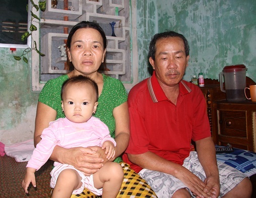 Anh Trình Phụ bỏ con gái nhỏ cho ông bà nội chăm sóc để qua Phi làm ăn nhưng chẳng suôn sẻ