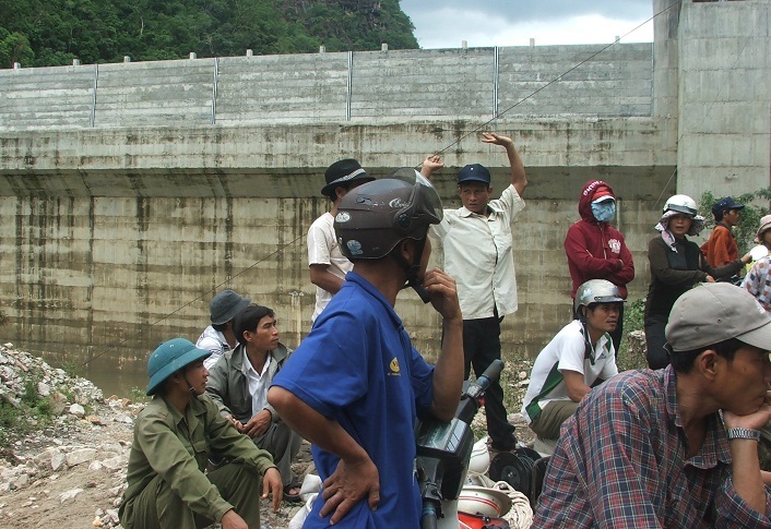 Nhiều người dân, người thân đứng trước cửa hầm ngóng tin 