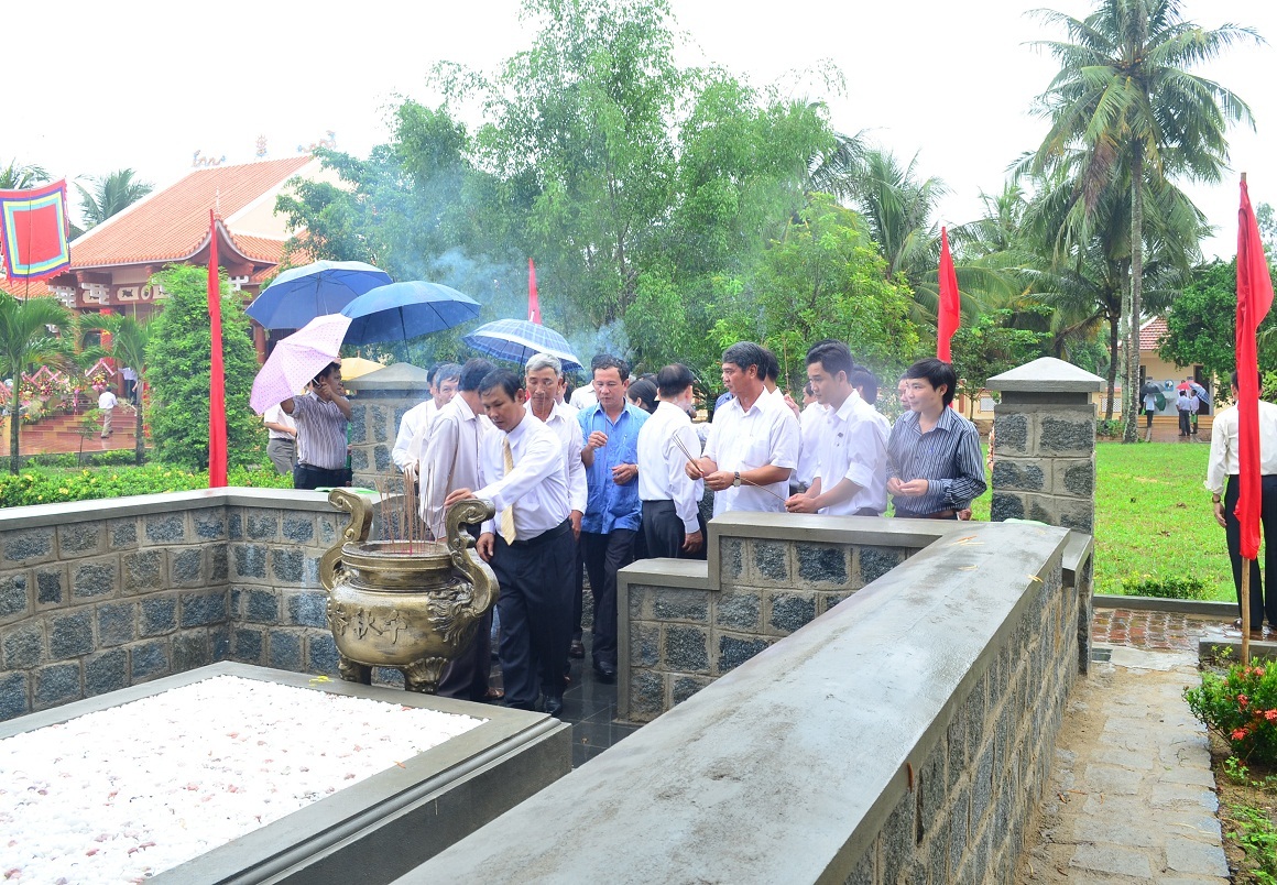 Cán bộ, nhân dân huyện Hoài Ân thắp hương tại đền thờ Chí sĩ yêu nước Tằng Bạt Hổ