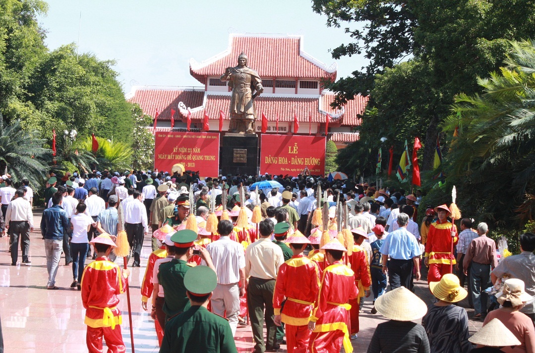 Đông đảo người dân cùng quan khách xa gần về dự lễ 