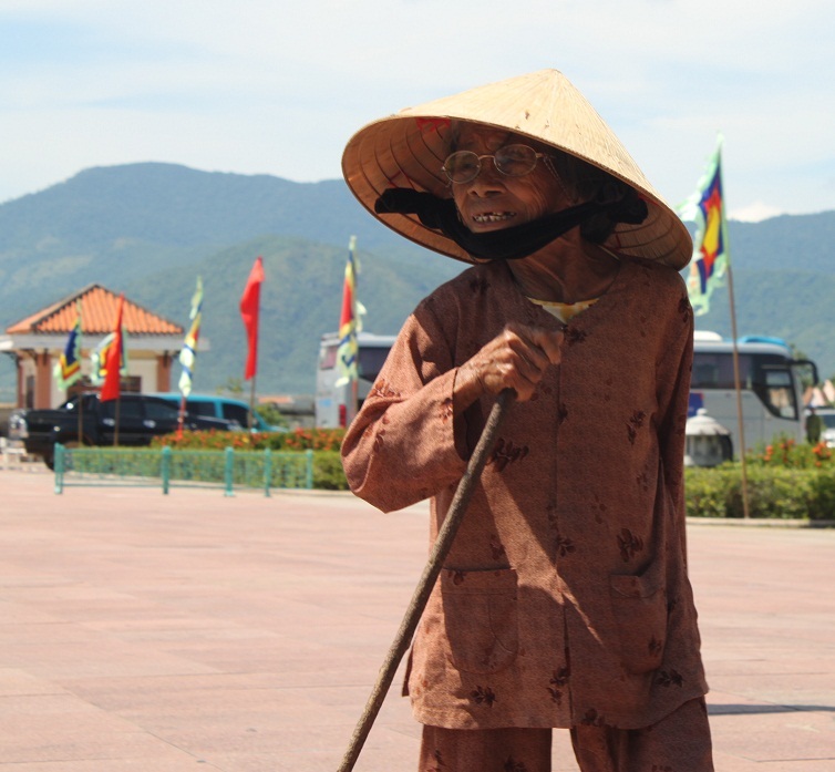 Một cụ già trống gậy đến dâng hương tưởng nhớ công ơn vị anh hùng áo vải.