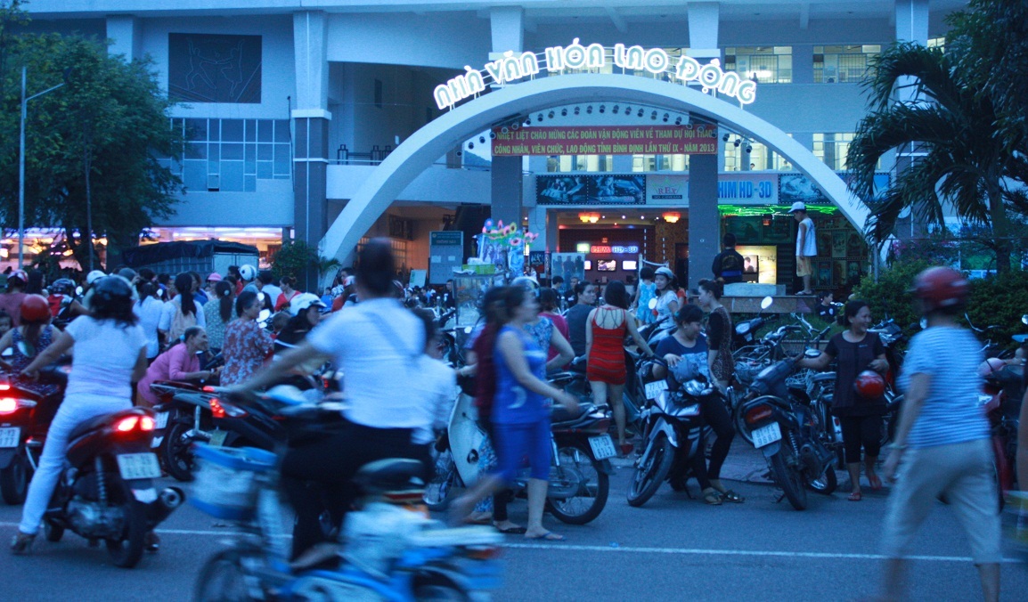 Nhiều người dân hiếu kỳ có mặt tại trước cổng Nhà văn hóa Lao động để xem đám cưới đặc biệt này