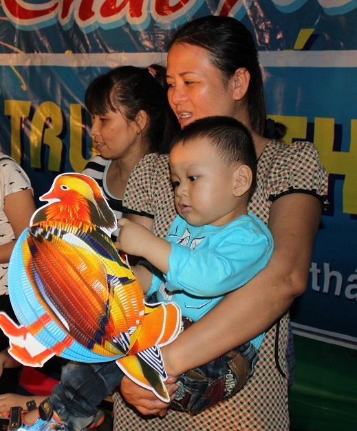 Các em tỏ ra rất háo hứng khi được thưởng thức các trò chơi và các tiết mục văn nghệ