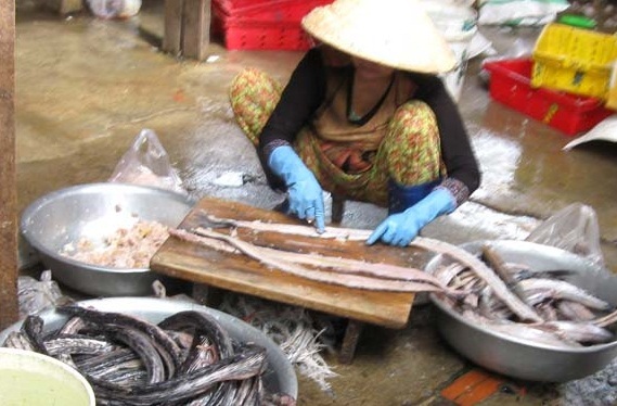Một công đoạn chế biến chả cá tại chợ TP Tuy Hòa