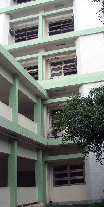 Vị trí từ cửa sổ tầng 4, nạn nhân nhảy xuống tử vẫn