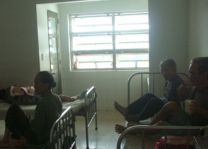 Nhiều người cho rằng ông Khì leo qua ổ cửa sổ nhảy xuống tự vẫn