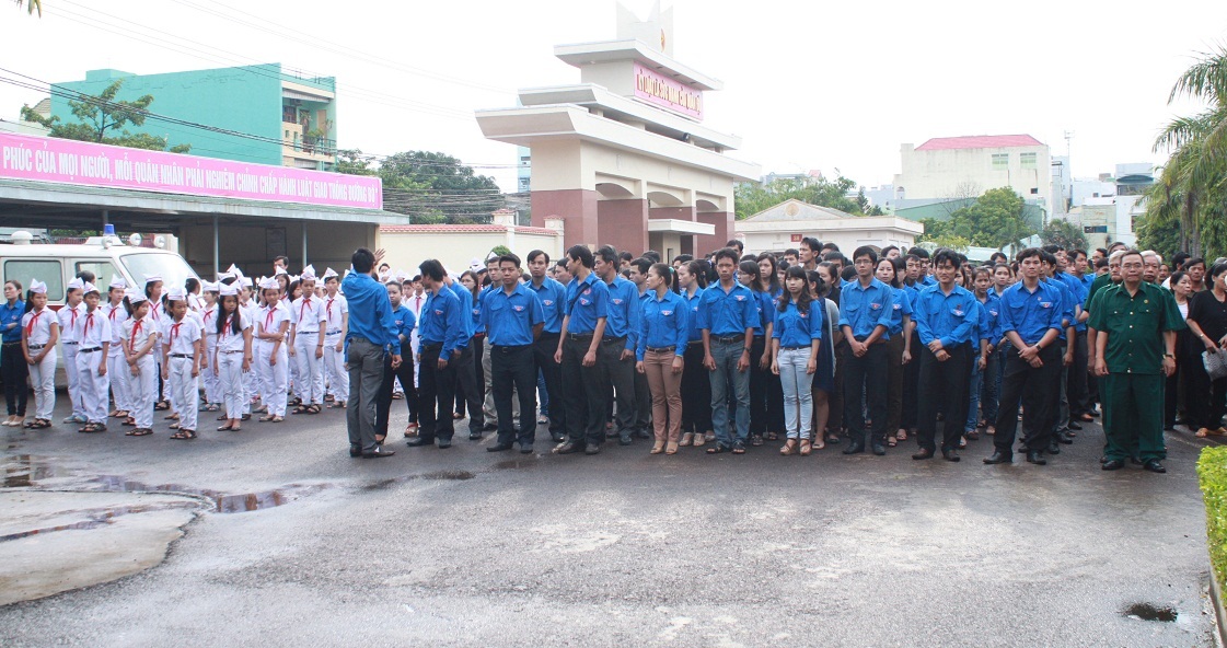 Đông đảo học sinh, sinh viên đến viếng Đại tướng Võ Nguyên Giáp (Ảnh: Doãn Công)