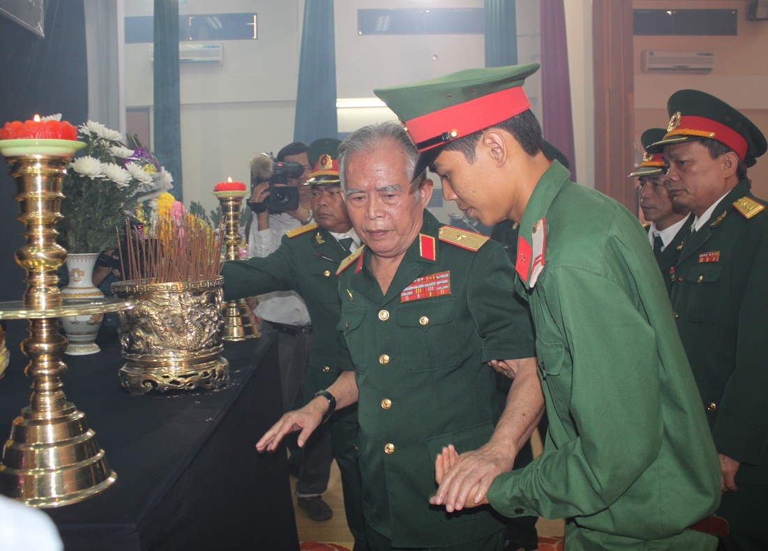 Thiếu tướng Võ Phi Hồng thắp hương viếng Đại tướng Võ Nguyên Giáp (Ảnh: Doãn Công)