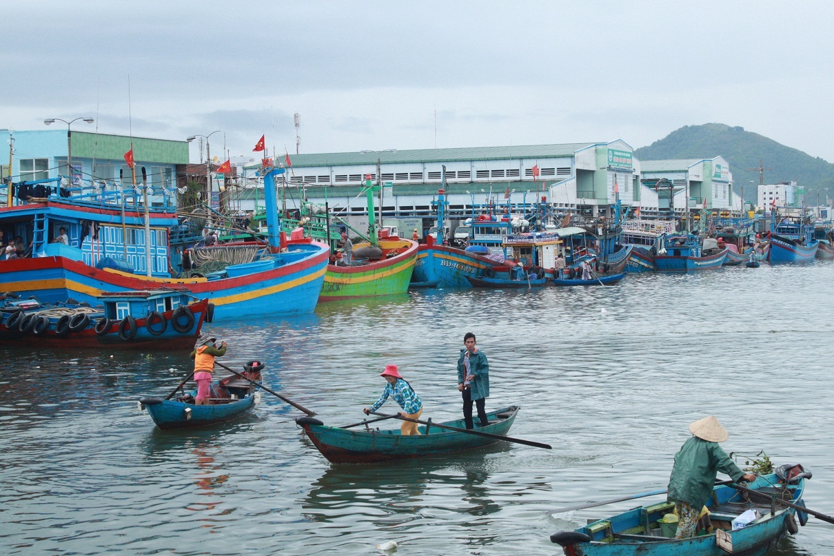 Tàu cá cùng 13 ngư dân trôi tự do trên biển