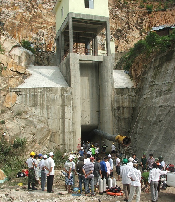 Cửa hầm thủy điện La Hiêng 2, nơi 2 công nhân cuối cùng được tìm thấy