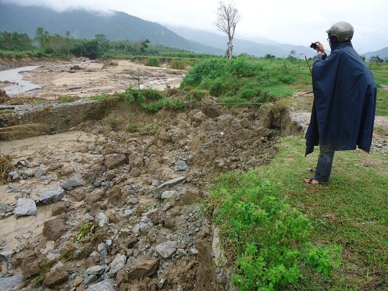 Khu vực bên ngoài nhà máy nơi kênh nước nhà máy chảy ra bị sạt lở nghiêm trọng