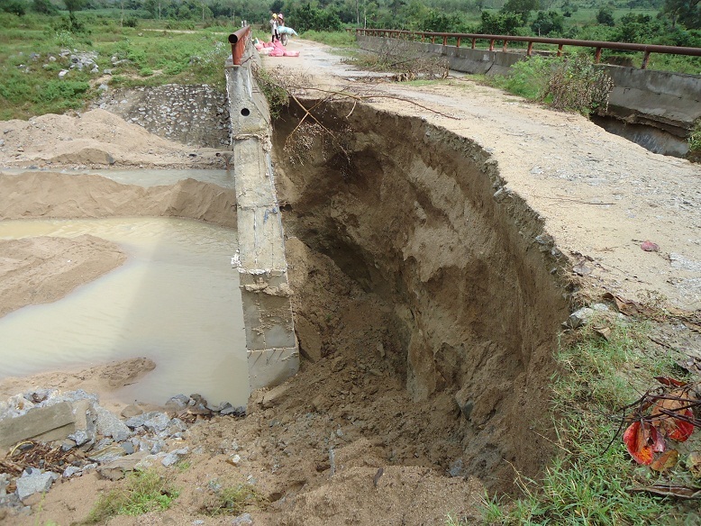 Khu vực bên ngoài nhà máy nơi kênh nước nhà máy chảy ra bị sạt lở nghiêm trọng