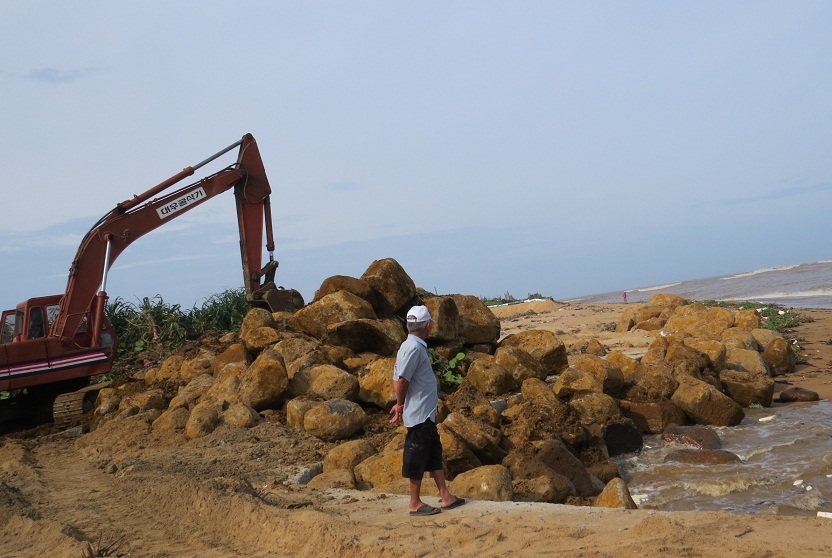 Nhiều hộ dân đang sống ở khu vực xóm Rớ, phường Phú Đông (TP Tuy Hòa) rất lo lắng vì triều cường