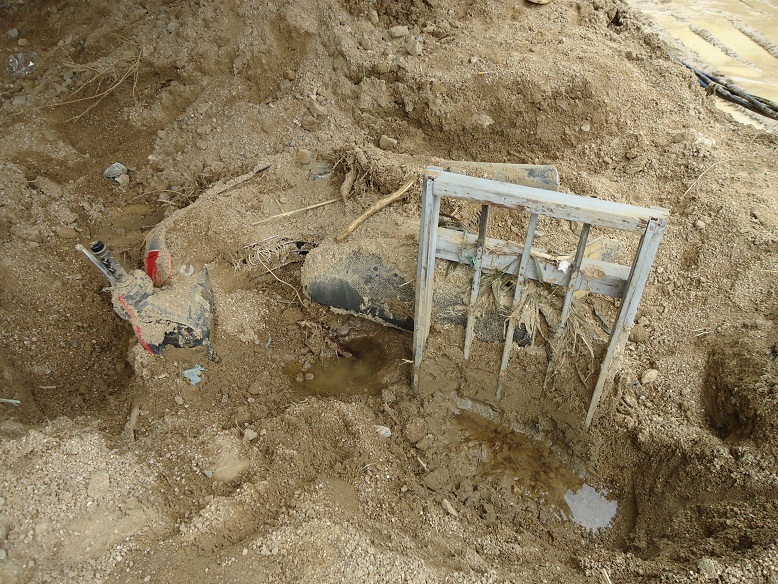 Một chiếc xe máy bị vùi lấp