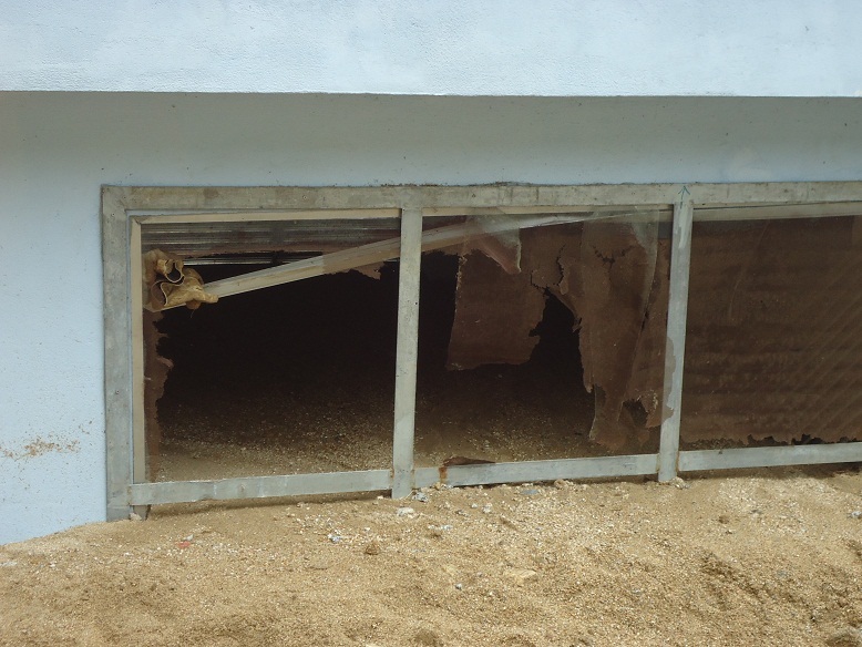 Càn đổ xuống vùi lấp nhà máy sâu trong lớp đất cát dày cả 5 m