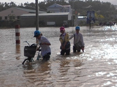 Hàng ngàn học sinh sống ở Khu đông huyện Tuy Phước phải nghỉ học sáng 8/11