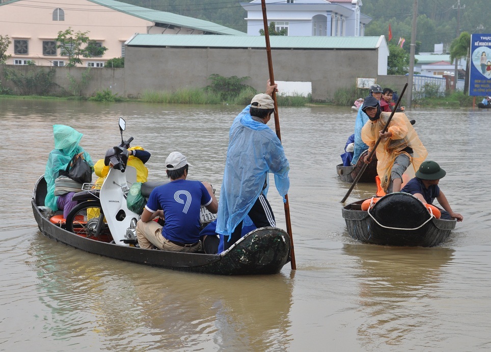 Mưa lớn lũ về nhiều địa phương bị chia cắt, người dân phải đi bằng ghe thuyền (ảnh D.Công)
