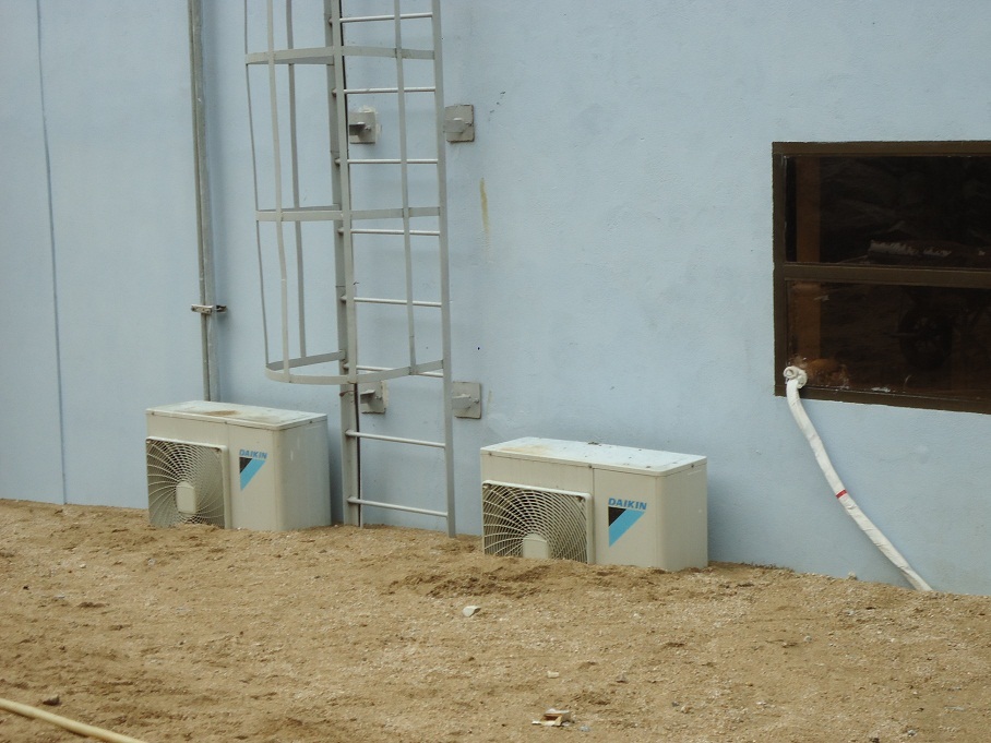 Càn đổ xuống vùi lấp nhà máy sâu trong lớp đất cát dày cả 5 m