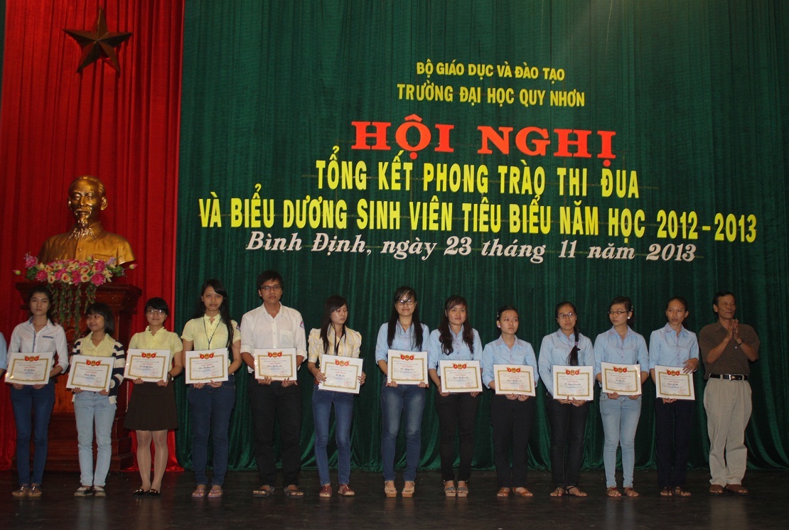 Các sinh viên đạt loại giỏi của Trường ĐH Quy Nhơn được nhận giấy khen.