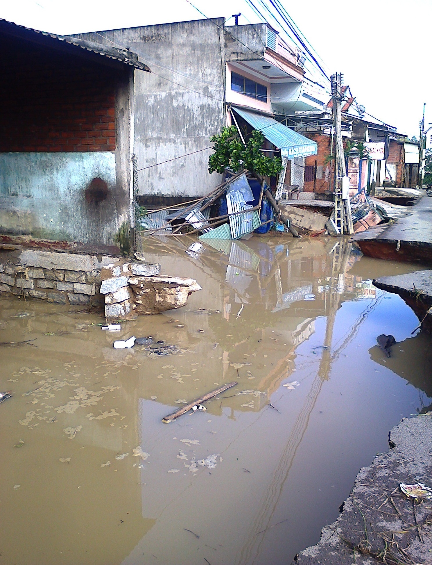 Nhiều tuyến đường bị sát lỡ nghiêm trọng