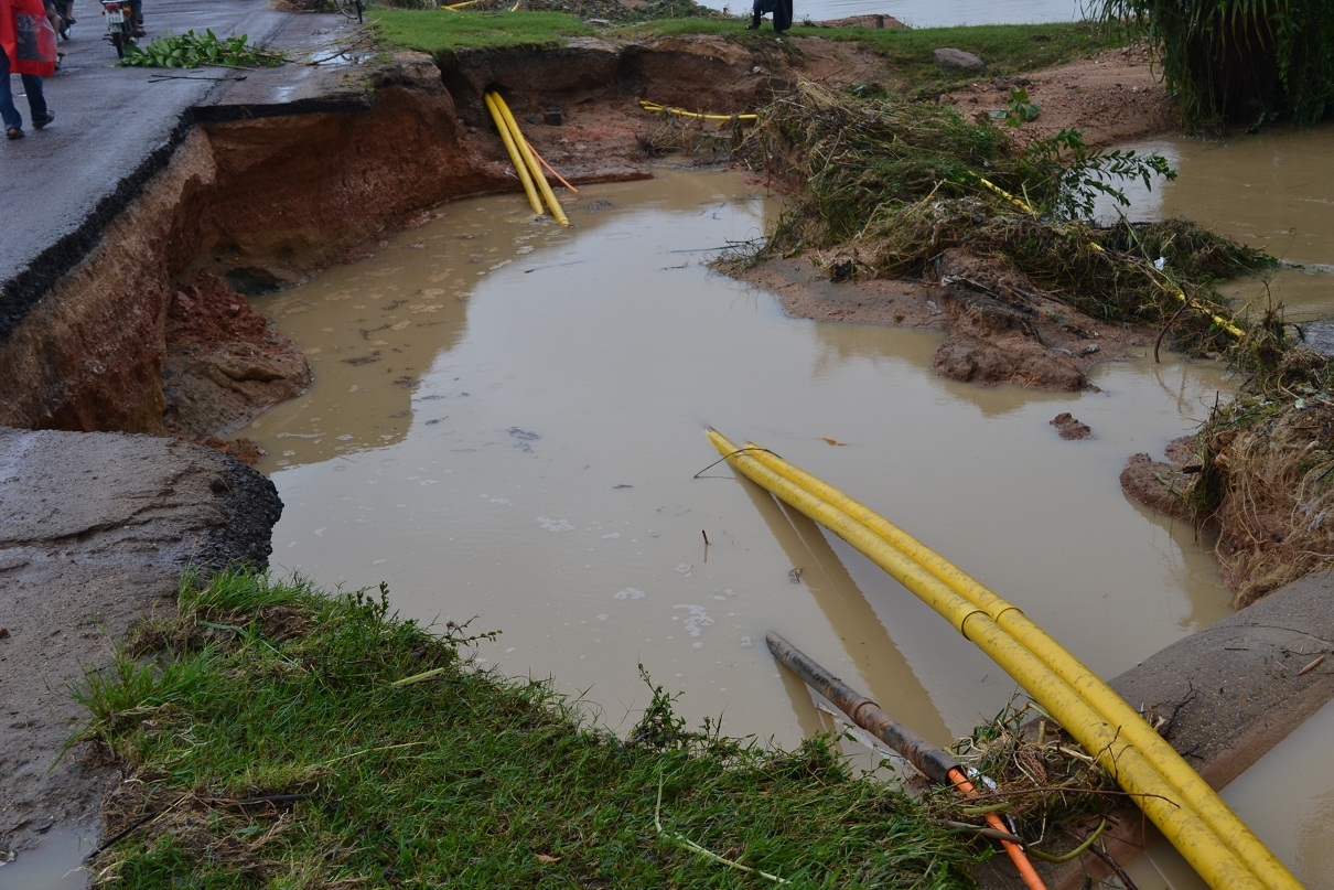 Nhiều tuyến đường bị sát lỡ nghiêm trọng