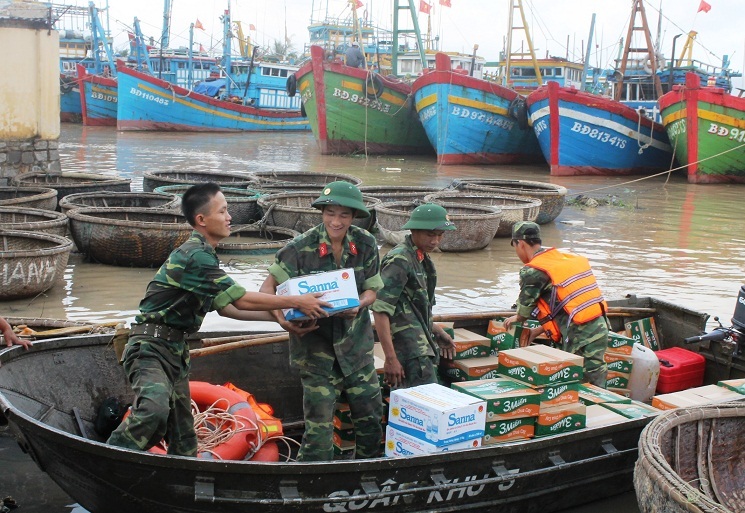 Hàng ngàn gói thùng tôm đến với người dân vùng lũ