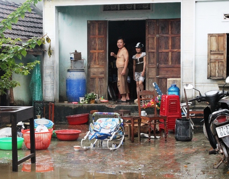 Người dân khắc phục hậu quả sau lũ