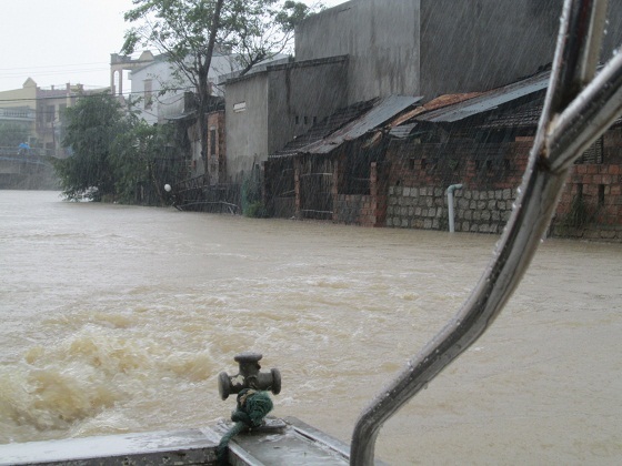 Nước sông Hà Thanh vẫn cao, hàng ngàn hộ dân huyện Tuy Phước bị cô lập