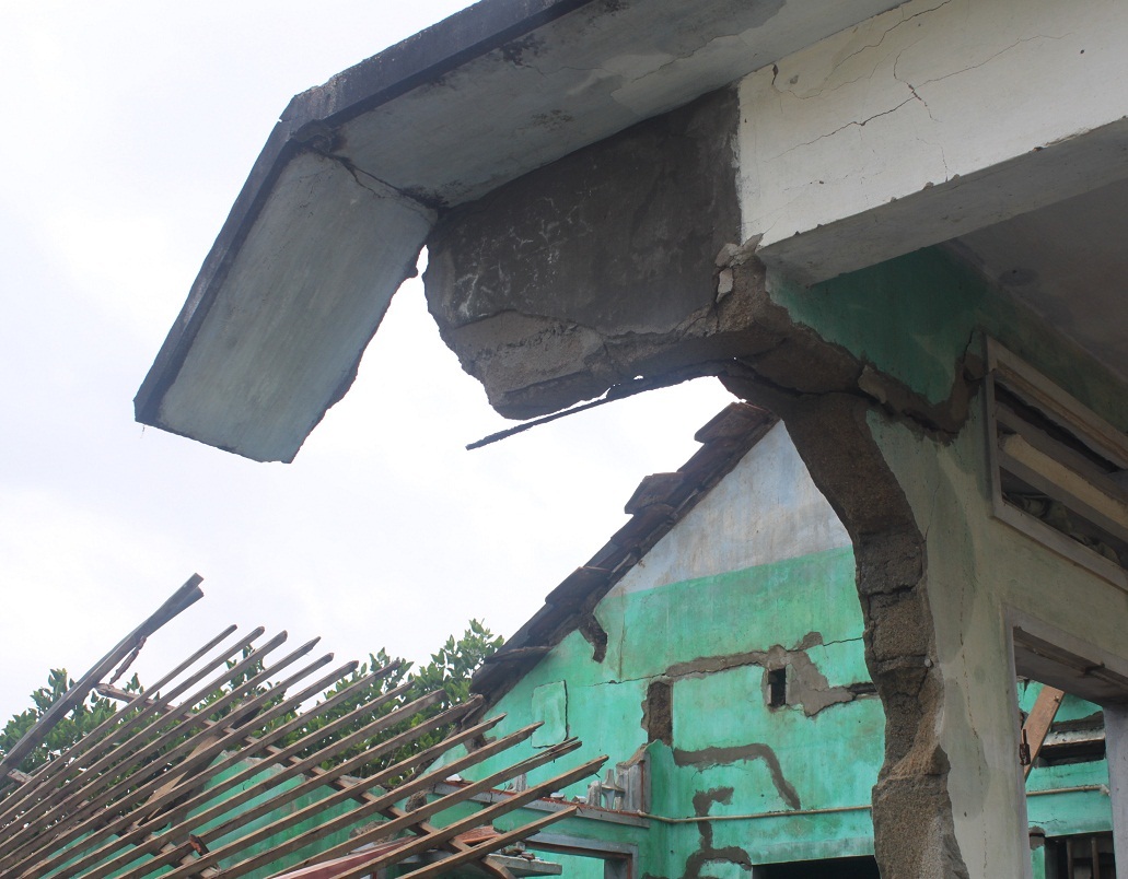 Nhiều ngôi nhà bị sập hoàn toàn, người dân điều đứng