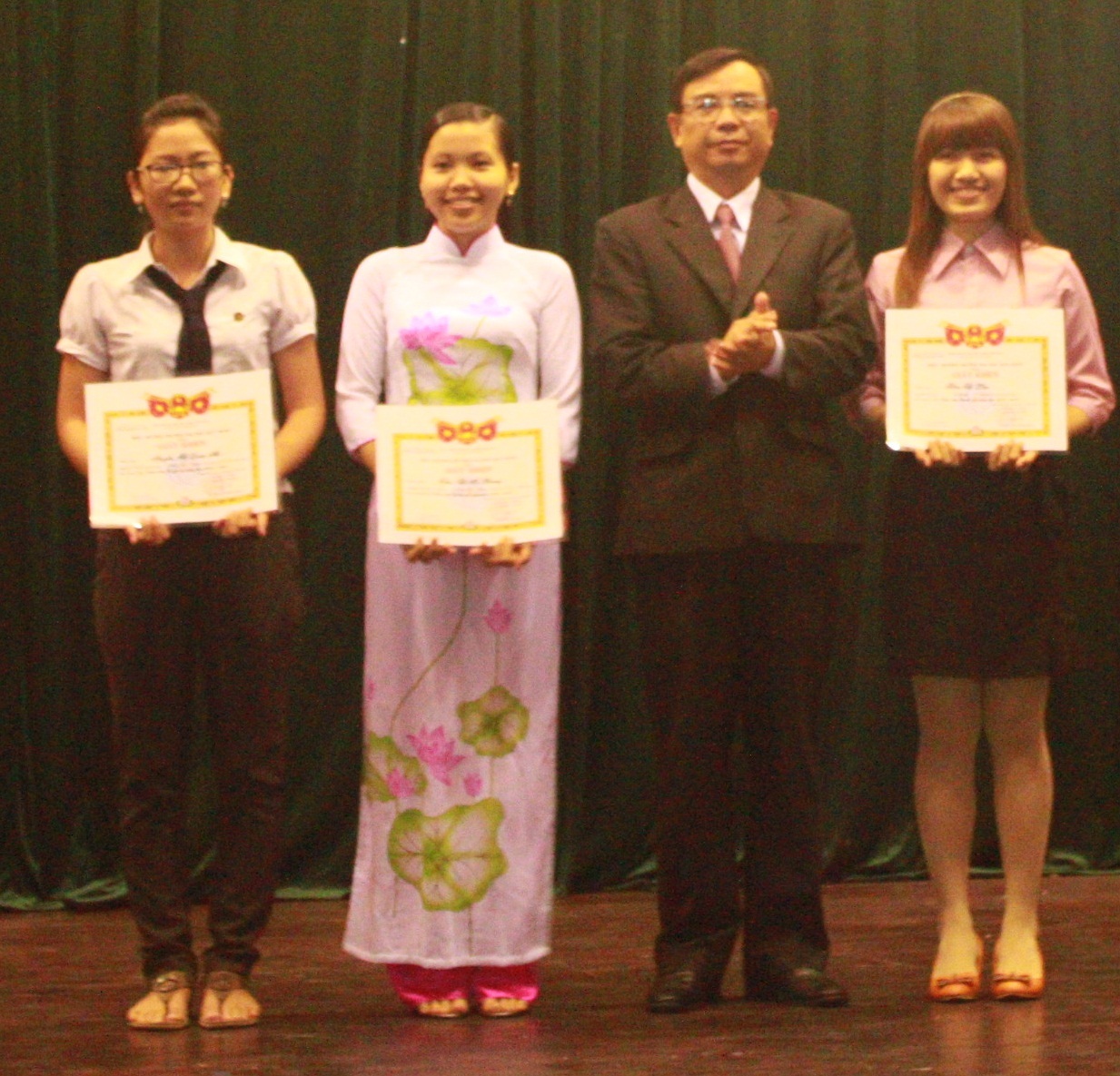 Ba sinh viên có thành tích học tập xuất sắc nhất trường được vinh danh.