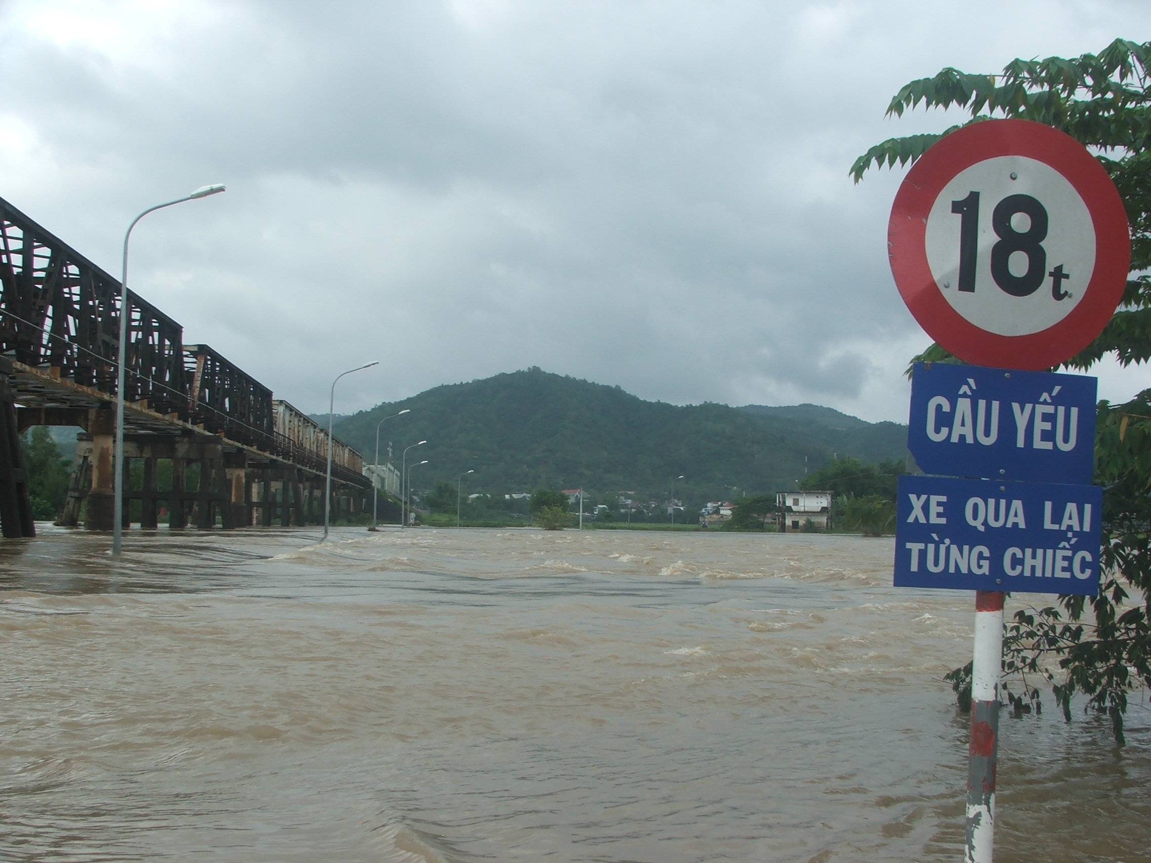 Nước sông dâng cao đe dọa nhiều khu dân cư