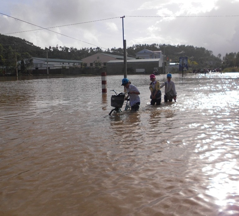 Nhiều nơi học sinh phải lội nước đến trường